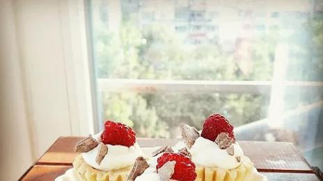 Малки тарталети с крем и ягоди