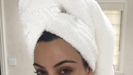 Ким доказва, че е съвършена без капка грим