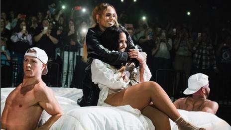 Деми Ловато завърши турнето си с горещи сцени