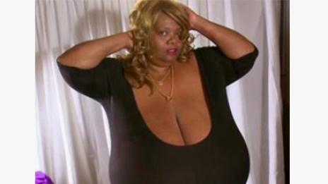 Тя е с най-големия бюст в света. Цели 60 кг!