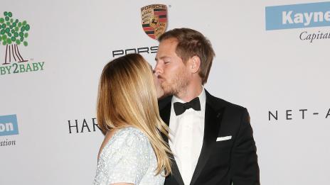 Бременната Дрю не може да откъсне устни от съпруга си