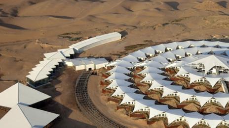 Като кораб сред пясъчните дюни