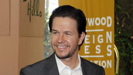 Марк Уолбърг вярва в таланта на  Бийбър