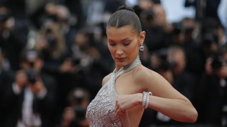 Бела Хадид с кутийка в ръка. Годежен пръстен от The Weeknd?