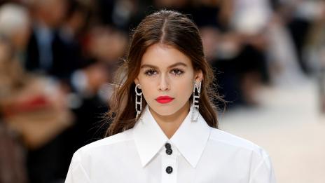 Кая Гербер сложи в малкия си джоб сестрите Хадид