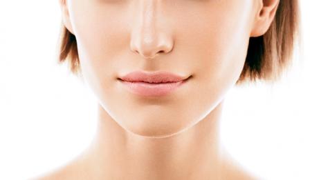 Какво причинява сухите и напукани устни?