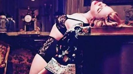 Мадона оголи гърдата на 17-годишна фенка на сцената (ВИДЕО)