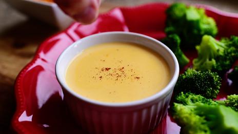 Броколи със сос от сирена