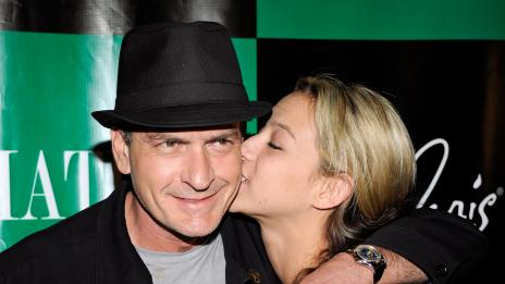 Чарли събрал бившата и четирите проститутки на обяд