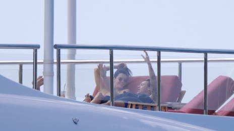 Звезди посрещнаха 2016-та по бански