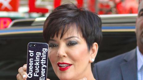 Майката на Ким се обяви за кралица