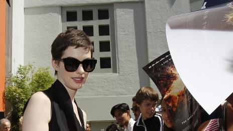 Ан Хатауей получи теле за сватбен подарък