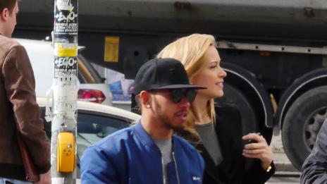 Люис Хамилтън се увлече по Петра Немцова