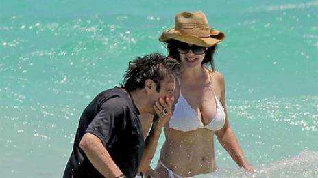 Подобаващо: Ал Пачино с младото си гадже на плажа