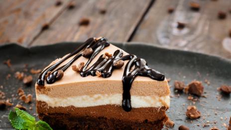 Видео рецепта: Бисквитена торта с шоколад