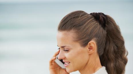 Жените говорят по телефона най-много с майка си