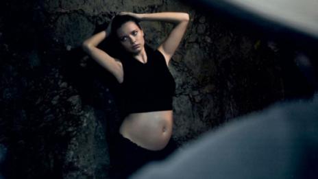 Адриана Лима e бременна в календара на "Пирели"