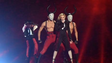 Мадона падна от сцената по време на наградите „БРИТ“ (Видео)