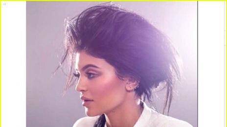 Кайли Дженър си слага червило по 40 минути