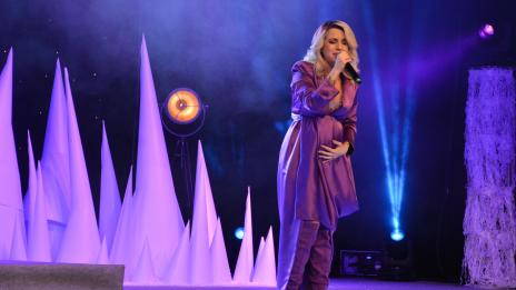 Поли Генова на сцената в напреднала бременност