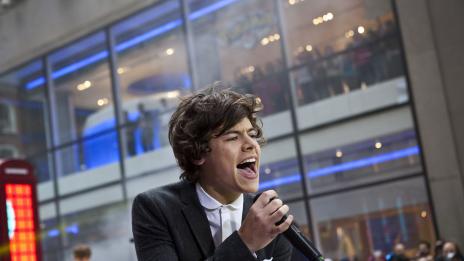 Хари Стайлс купил на бездомници пица за 3 000 лири