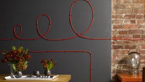 Креативна маскировка за грозните кабели