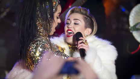 Майли Сайръс и Кейти Пери се разцелуваха!