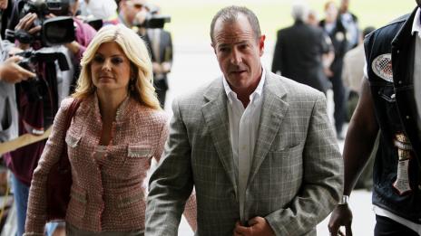 Бащата на Линдзи получи забрана да припарва до бившата си