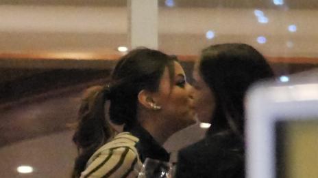 Виктория Бекъм и Ева Лонгория приятелки по чашка