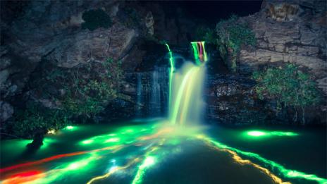 Неонови водопади