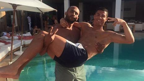 Кристиано Роналдо има връзка с мъж