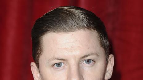 Professor Green отново сам