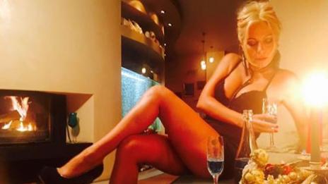 Камелия грейна гола под елхата!