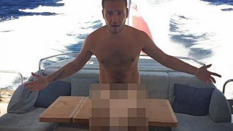 Лиъм Пейн от One Direction лъсна чисто гол в мрежата