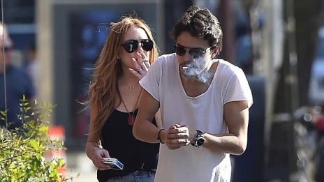 Линдзи Лоън с димна завеса до гаджето си Игор