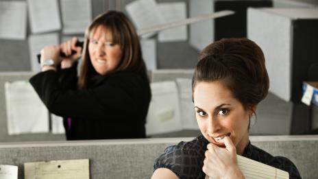 Как да се справите с колегата всезнайко?