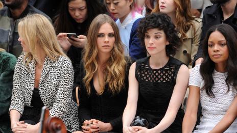 Кара Делевин ще се жени за приятелката си Сейнт Винсент