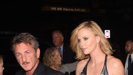 Шон Пен отказа цигарите заради Чарлийз Терон