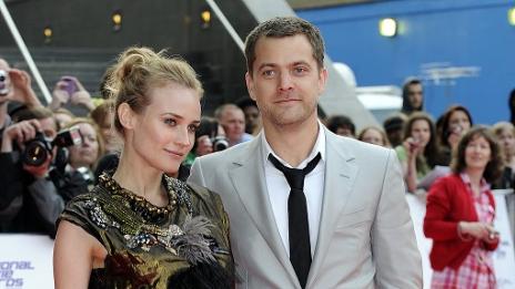 Как да носите костюм със спортни обувки