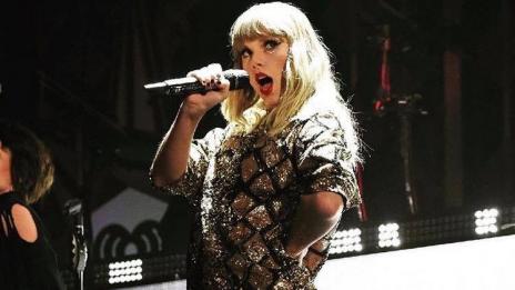 Заради опипване: Тейлър Суифт получи $1 обезщетение от диджей