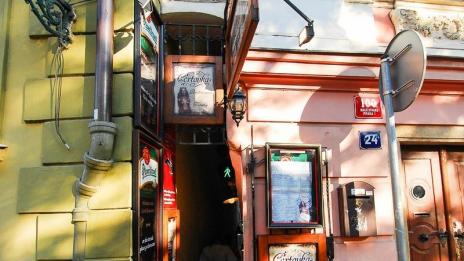 Най-тясната уличка в Прага си има светофар