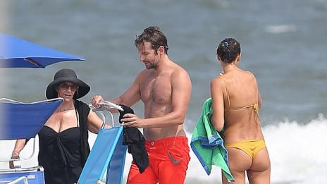 Брадли Купър взе майка си на почивка с Ирина Шейк