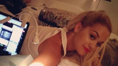 Рита Ора преодолява раздялата с нова татуировка