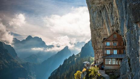 Хотел, вграден в Алпите