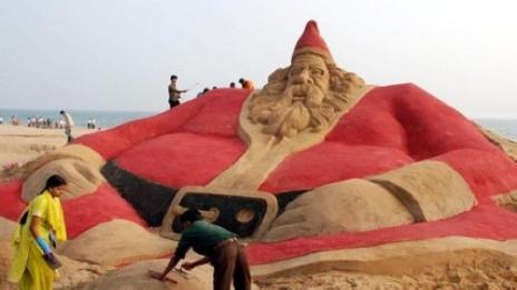 Дядо Коледа на океанския бряг