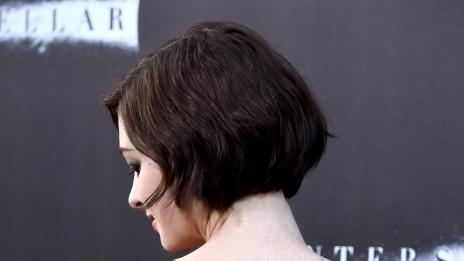 Звездите започнаха да носят колиетата си на гърба