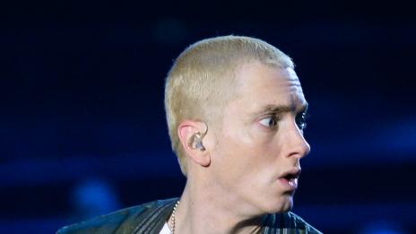 Еминем заплашва да изнасили Иги Азалеа