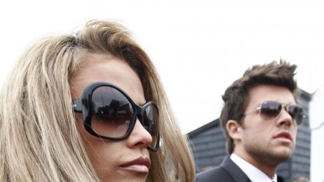 Кати Прайс се сгоди