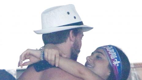 Феновете на Майли заплашиха Патрик със смърт