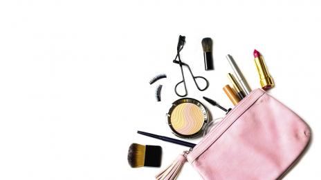 Летен козметичен несесер: Задължителни продукти